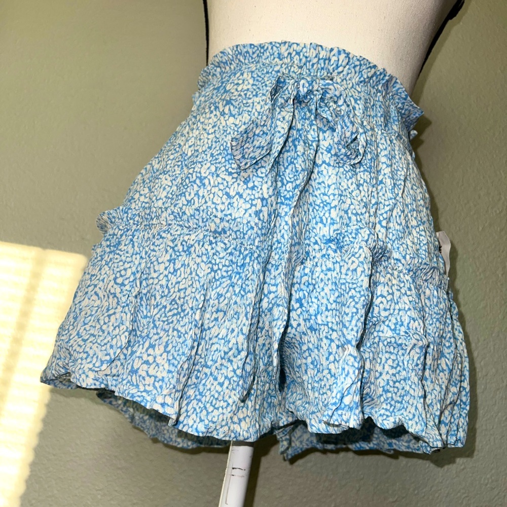 NWT VANiLLA STAR Blue Floral Wide Leg Shorts Size Small